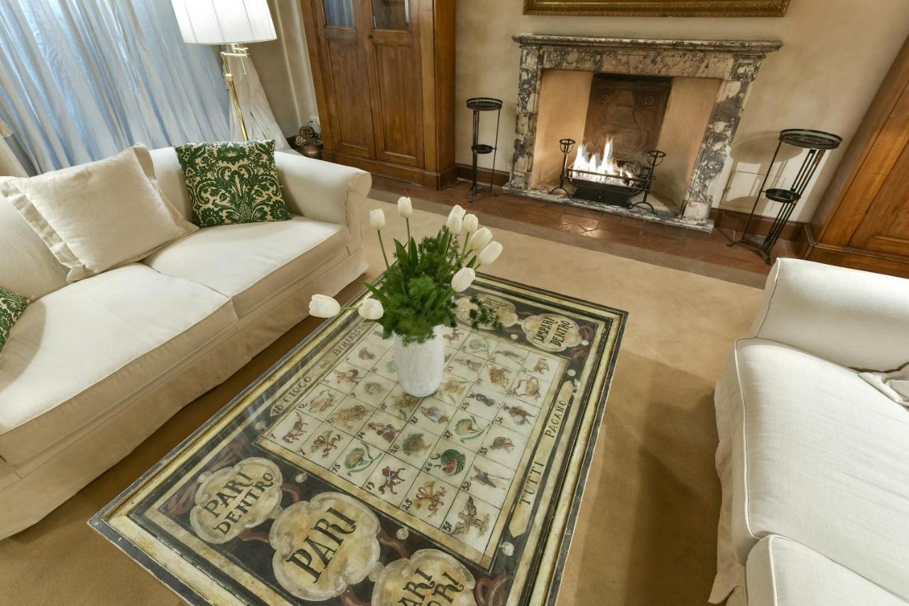 Raffaello With Fireplace In Oltrarno Apartamento